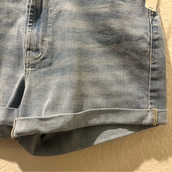 Light Wash High Rise Cuffed Denim Jean Shorts Trendy Summer Casual Outfit - Picture 5 of 14